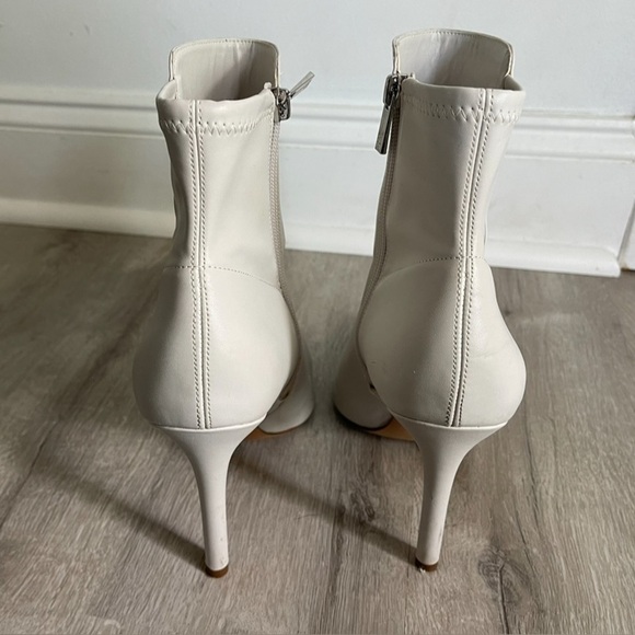 Jessica Simpson - Elegant White Ankle Boots size 9 - Picture 2 of 7
